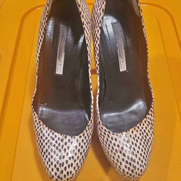 This is a pair of women's high-heeled shoes with leopard print. - Picture 1 of 6